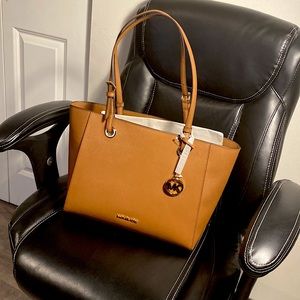 Michael Kors Walsh Medium Luggage Tote bag